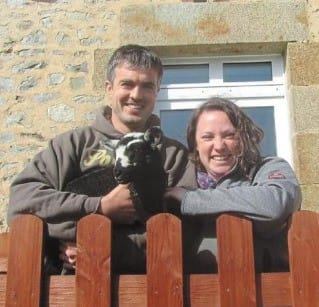 Photo de Mathieu et Mélanie Bernard devant le gîte