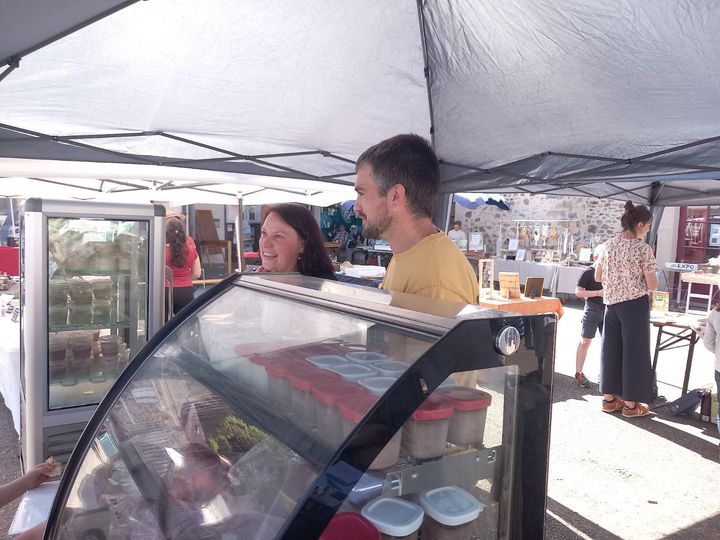 Mélanie et Mathieu Bernard au marché de Chailland