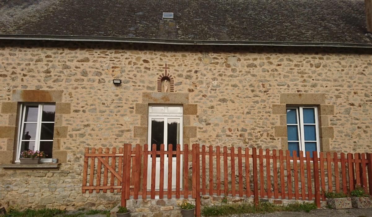 Façade en pierre du gîte à la ferme Les Berges Rient à Chailland en Mayenne